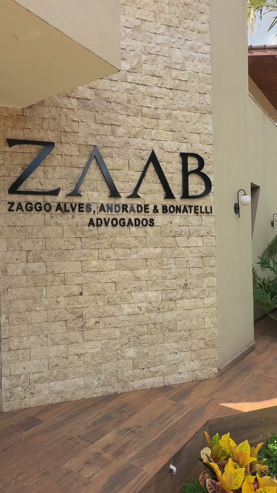 Fachada do escritório ZAAB, na Av. 25, nº 1536, em Barretos/SP